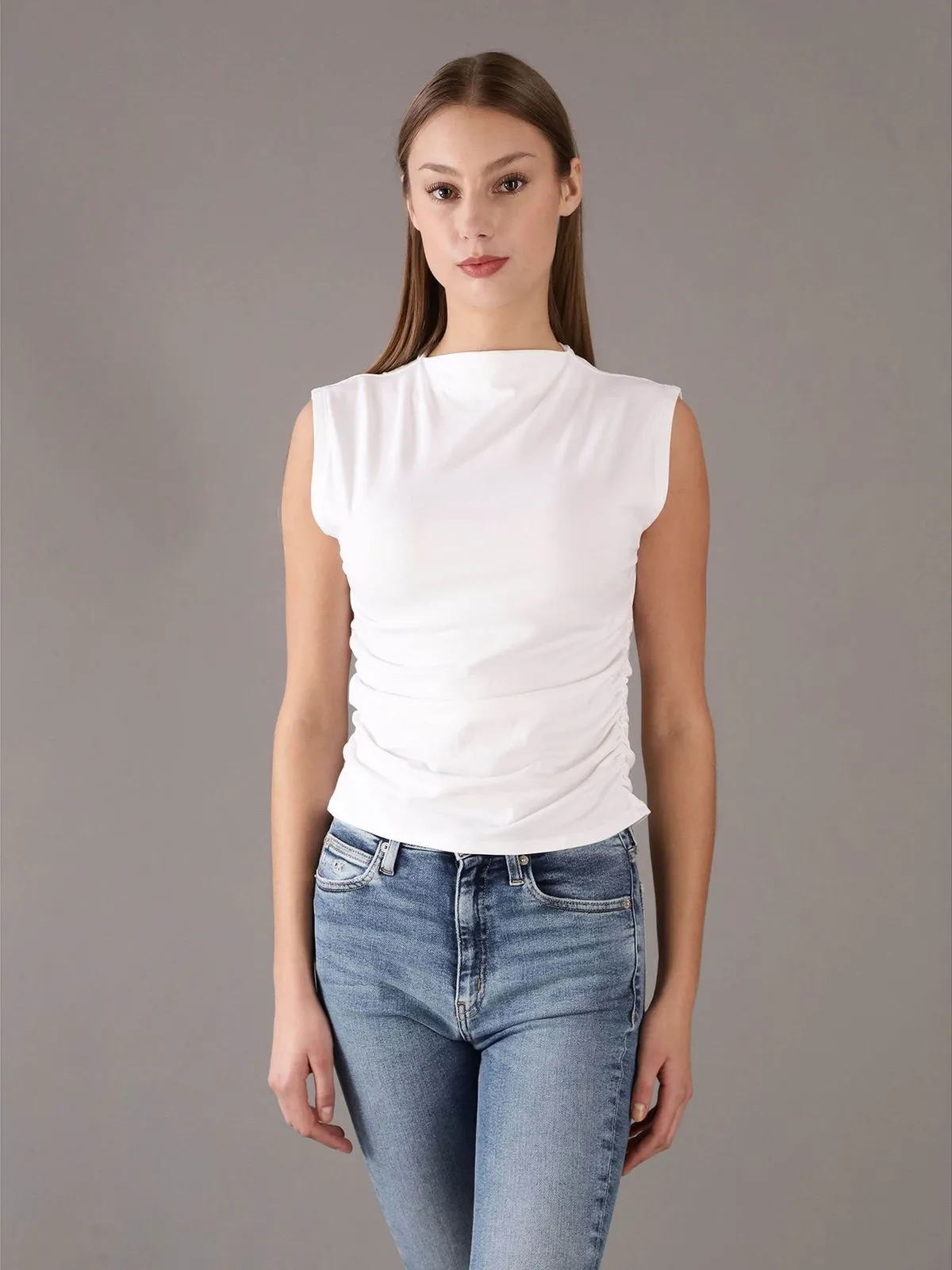 Blusa sin Mangas con Cuello Alto