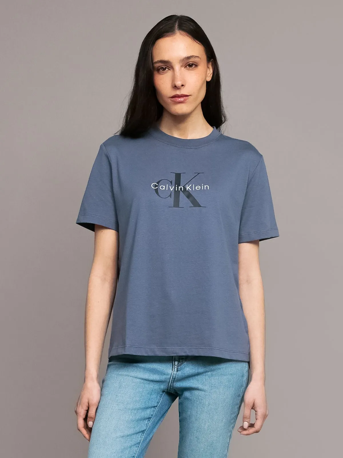 Polera Clásica con Monograma Estampado - Imagen 3