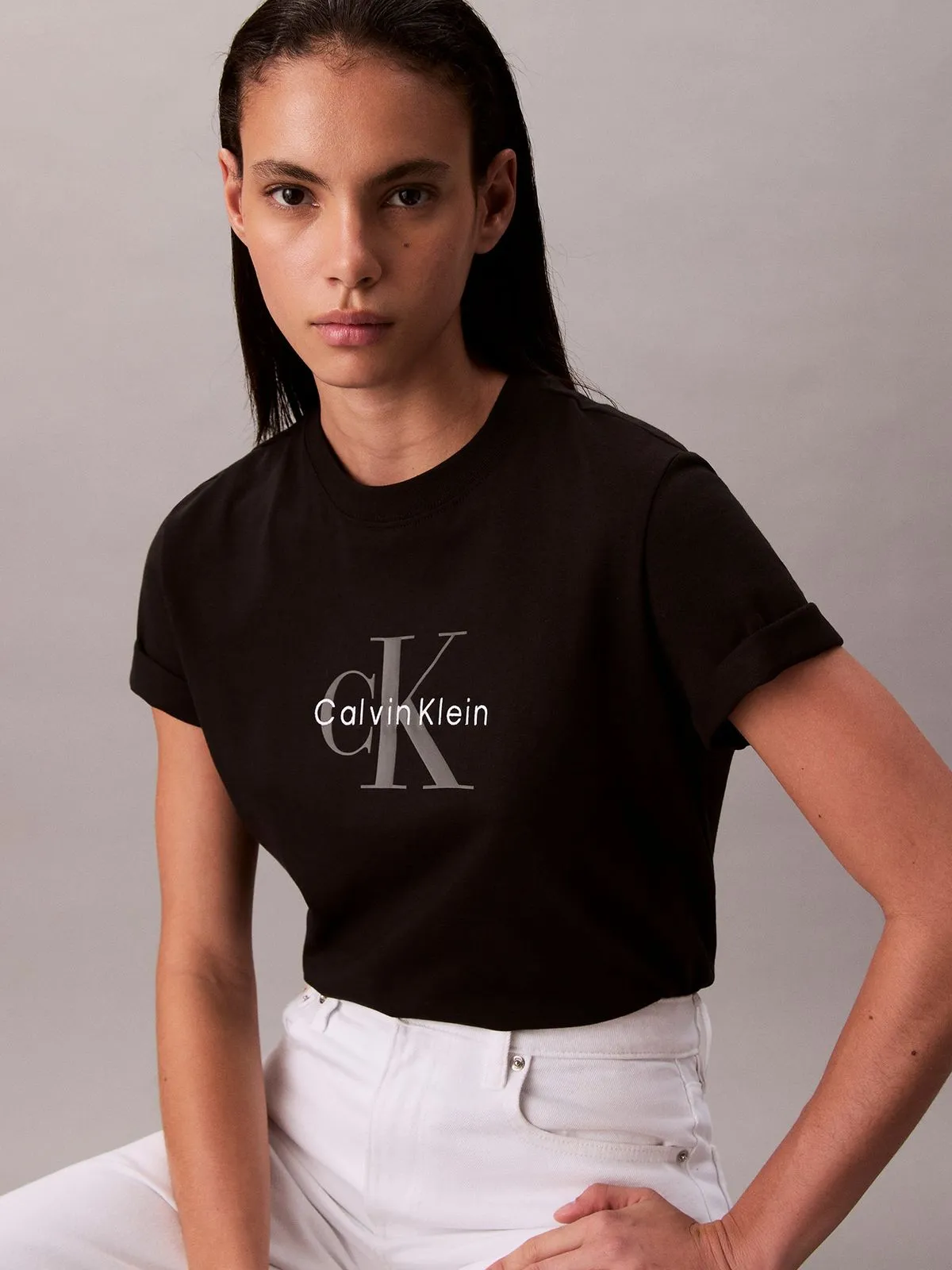 Polera Clásica con Monograma Estampado - Imagen 4