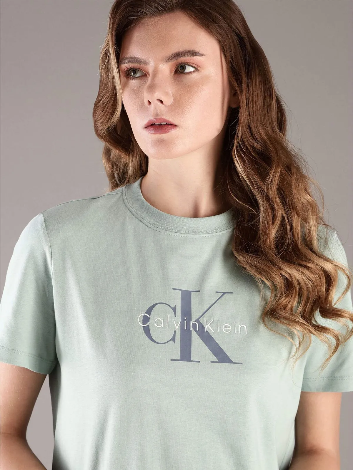 Polera Clásica con Monograma Estampado - Imagen 7